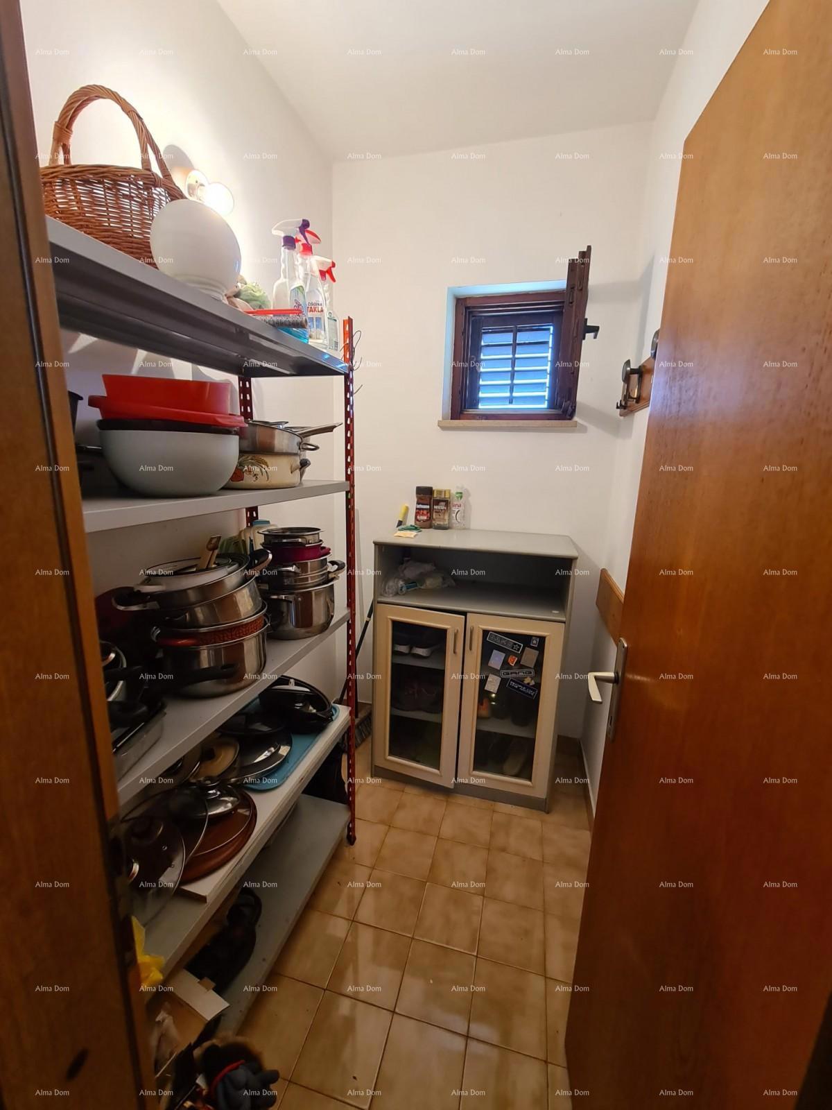 Prodaja hiše z dvema stanovanjem, pomožnim objektom in garažo, Ližnjan!