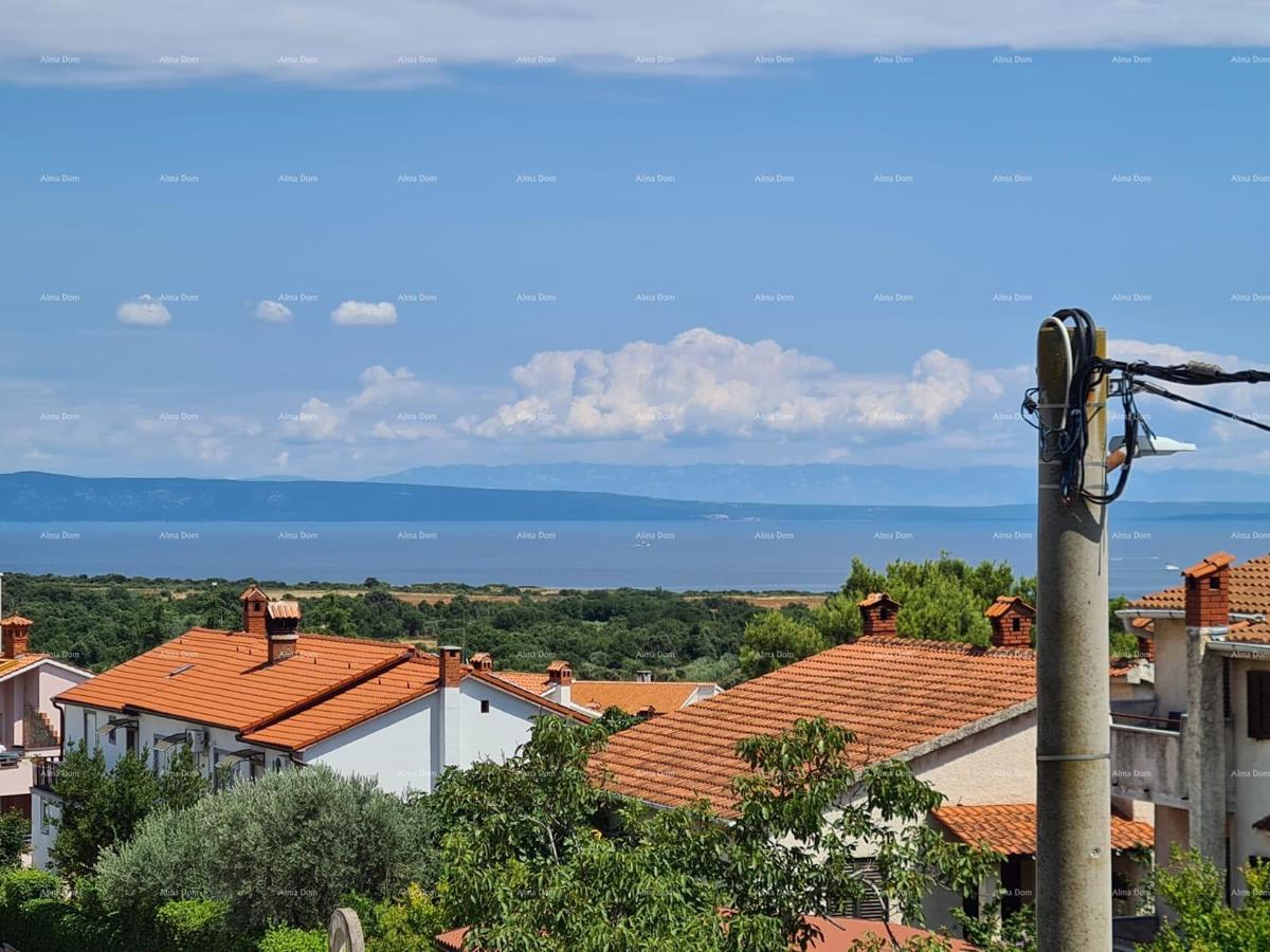 Prodaja hiše z dvema stanovanjem, pomožnim objektom in garažo, Ližnjan!