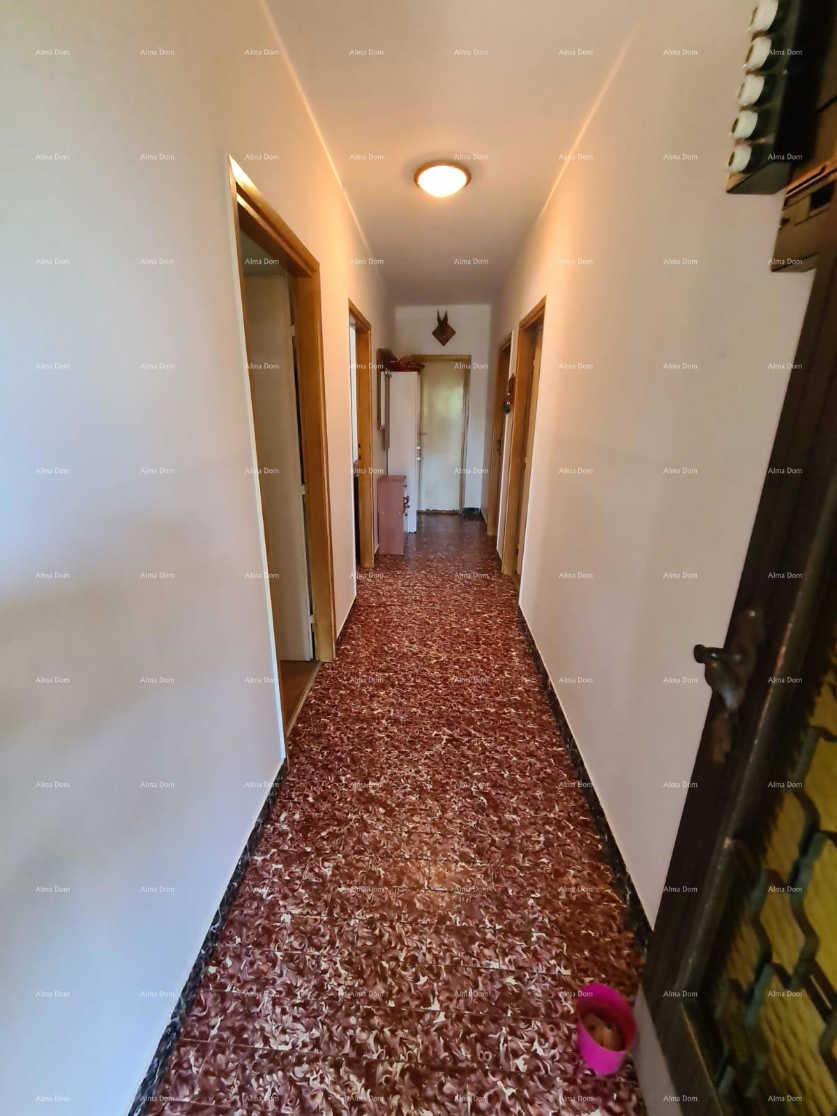 Prodaja hiše z dvema stanovanjem, pomožnim objektom in garažo, Ližnjan!