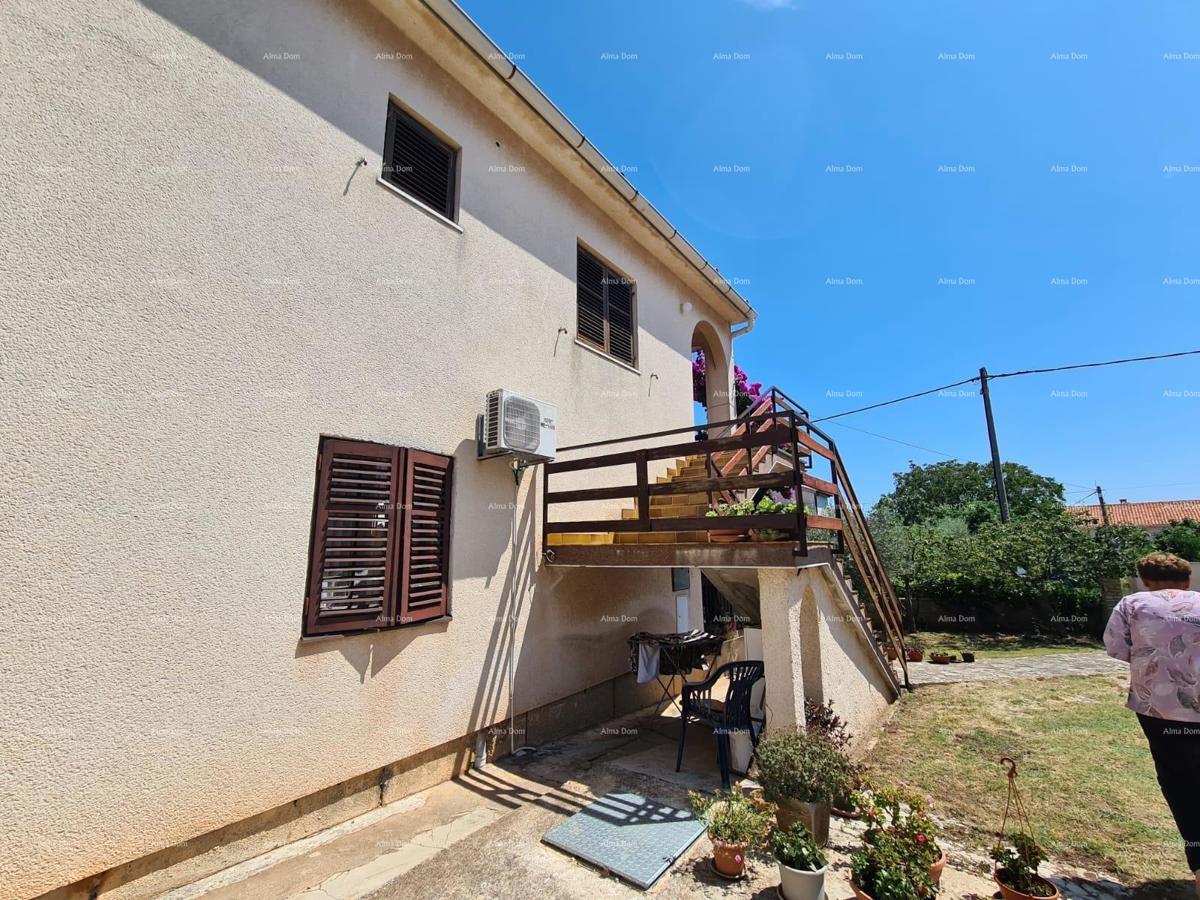 Prodaja hiše z dvema stanovanjem, pomožnim objektom in garažo, Ližnjan!