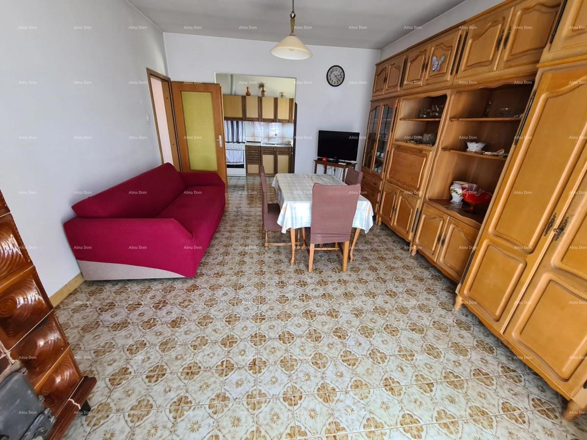 Prodaja hiše z dvema stanovanjem, pomožnim objektom in garažo, Ližnjan!