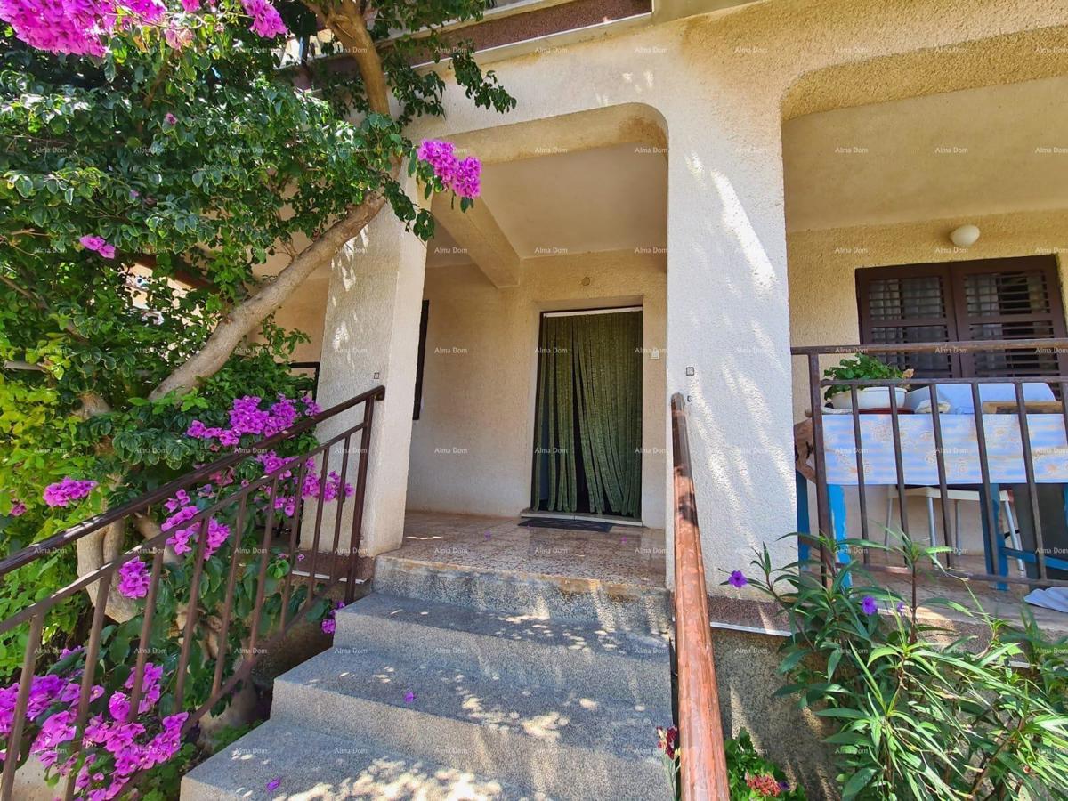 Prodaja hiše z dvema stanovanjem, pomožnim objektom in garažo, Ližnjan!