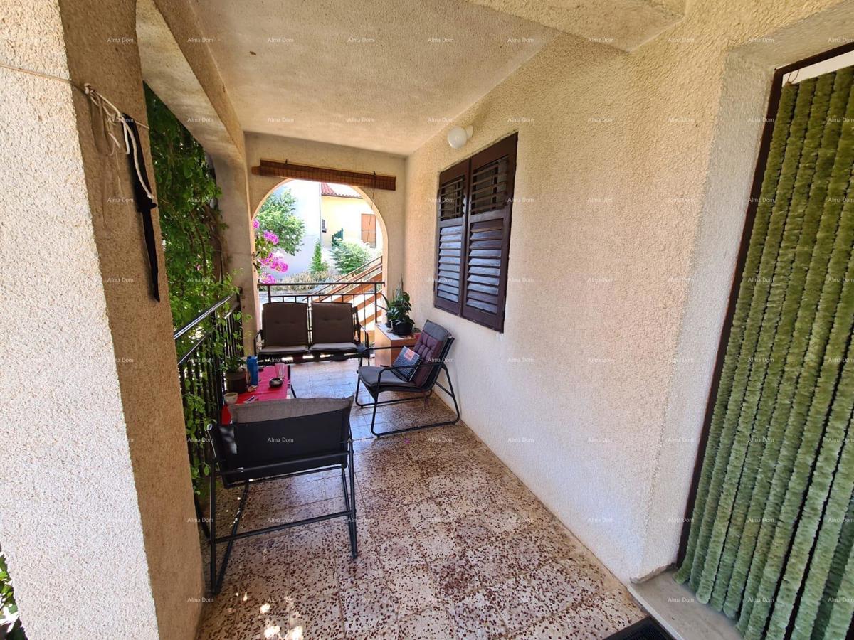 Prodaja hiše z dvema stanovanjem, pomožnim objektom in garažo, Ližnjan!