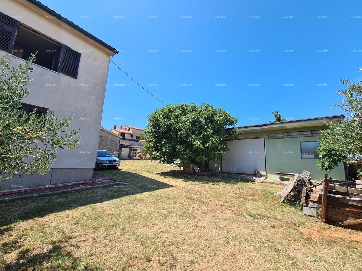 Prodaja hiše z dvema stanovanjem, pomožnim objektom in garažo, Ližnjan!