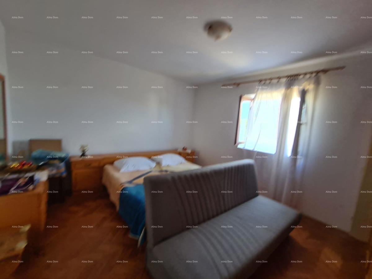 Prodaja hiše z dvema stanovanjem, pomožnim objektom in garažo, Ližnjan!