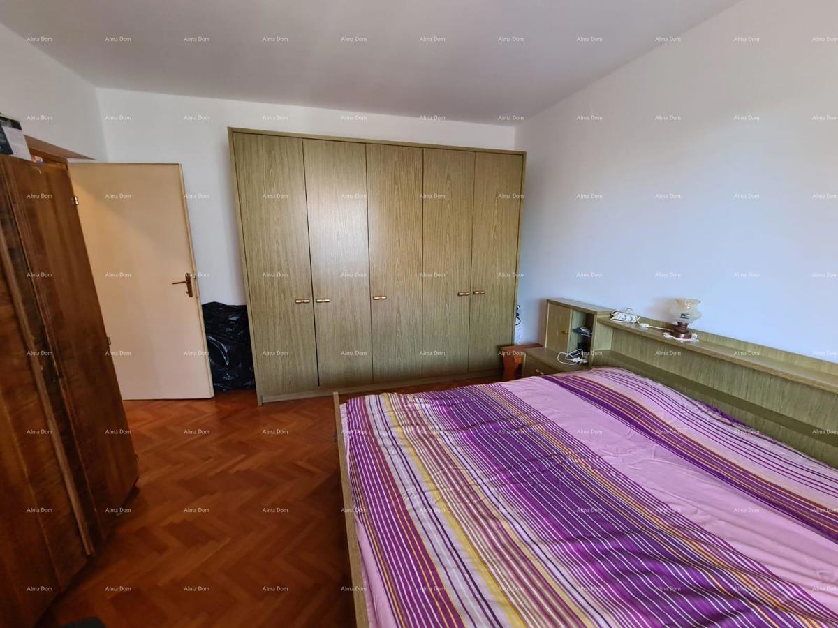 Prodaja hiše z dvema stanovanjem, pomožnim objektom in garažo, Ližnjan!