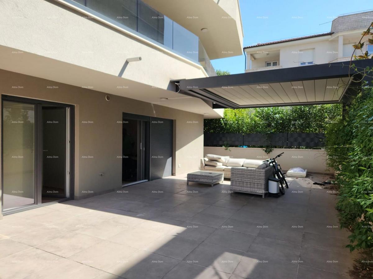 STOJA Moderen stan s terasom 80 m², 100 m od morja v Puli!