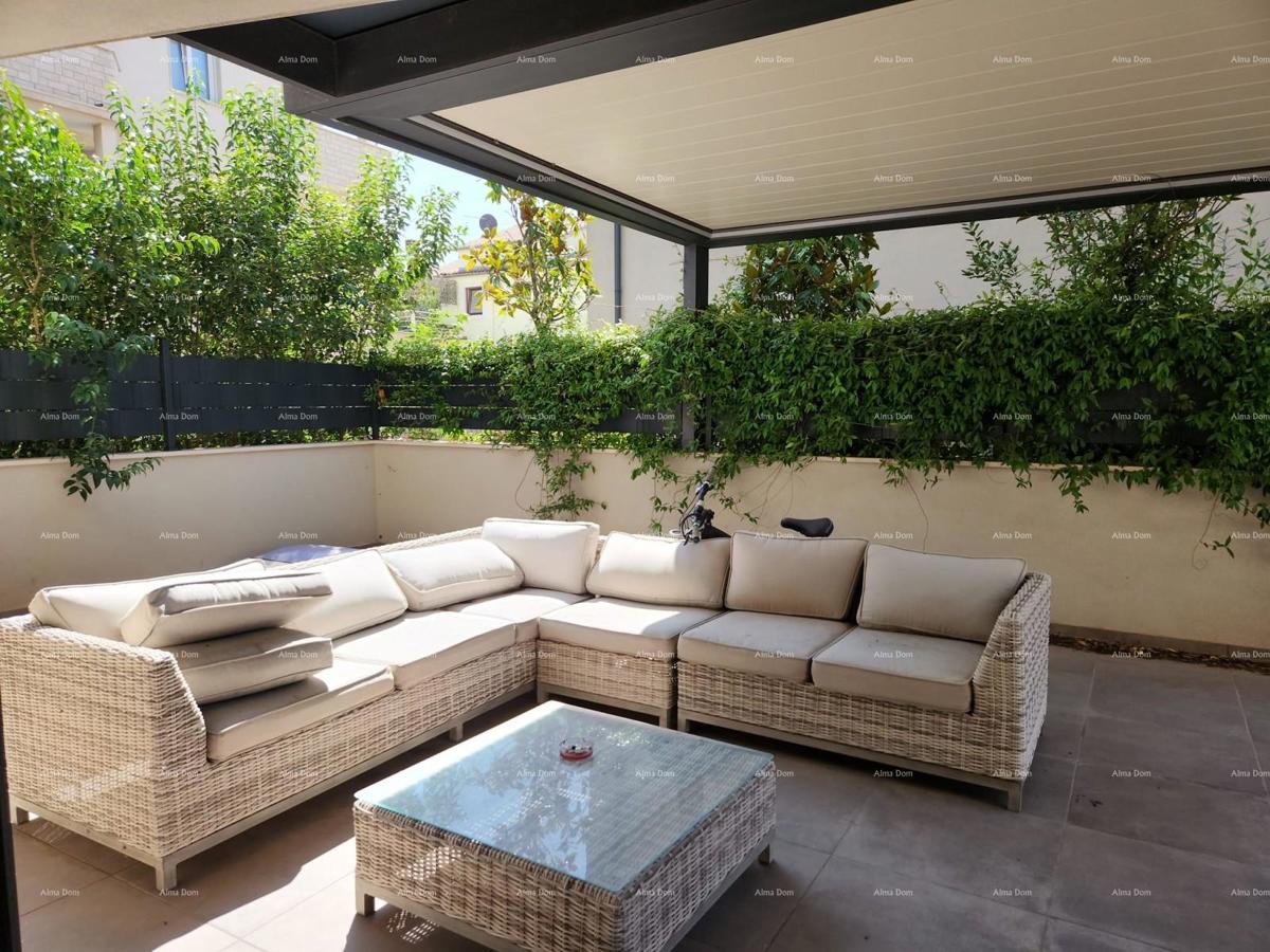 STOJA Moderen stan s terasom 80 m², 100 m od morja v Puli!