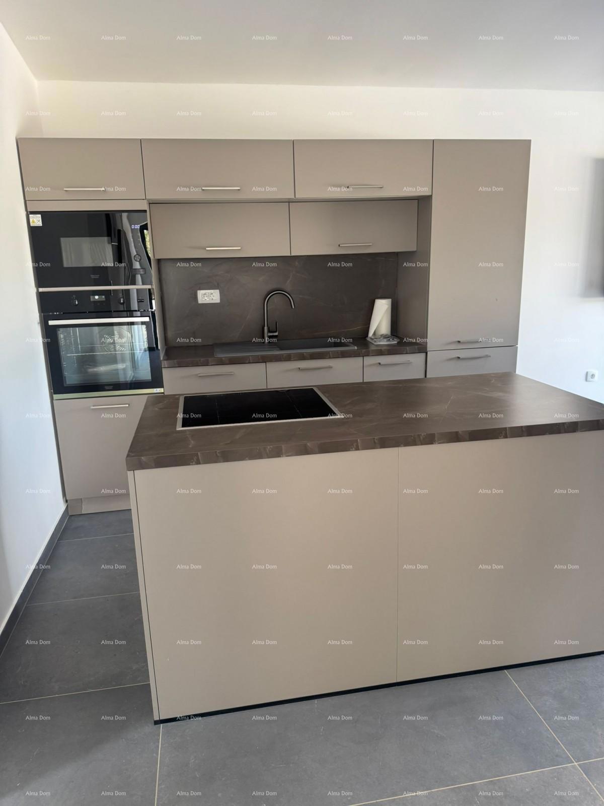 Prodaja - dvojna kuća s grijanim bazenom, okolica Poreča!