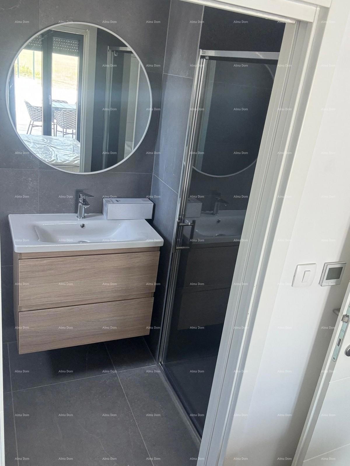 Prodaja - dvojna kuća s grijanim bazenom, okolica Poreča!