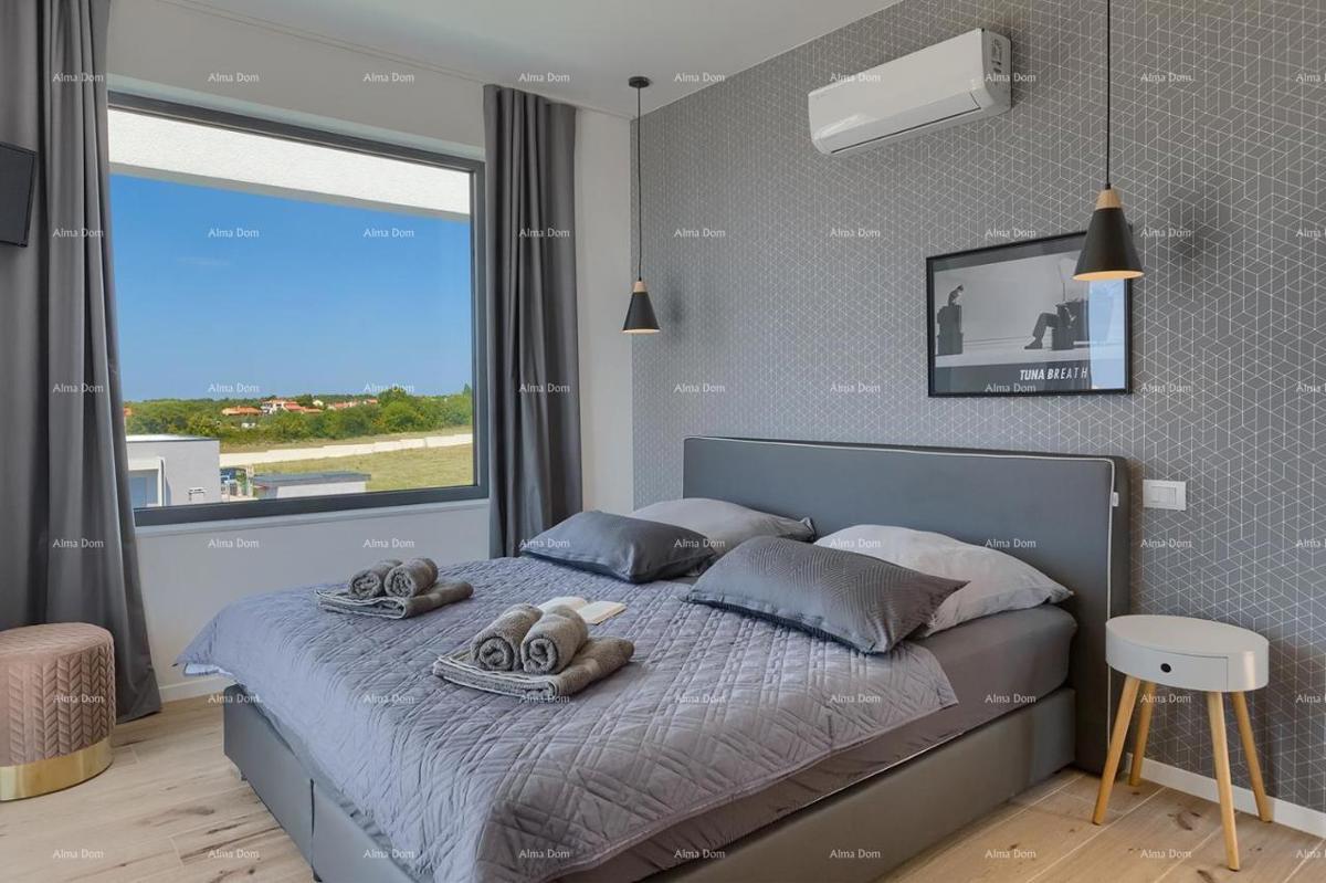 Pula Galižana. Vila s bazenom, zunanjo kuhinjo in pogledom na morje.