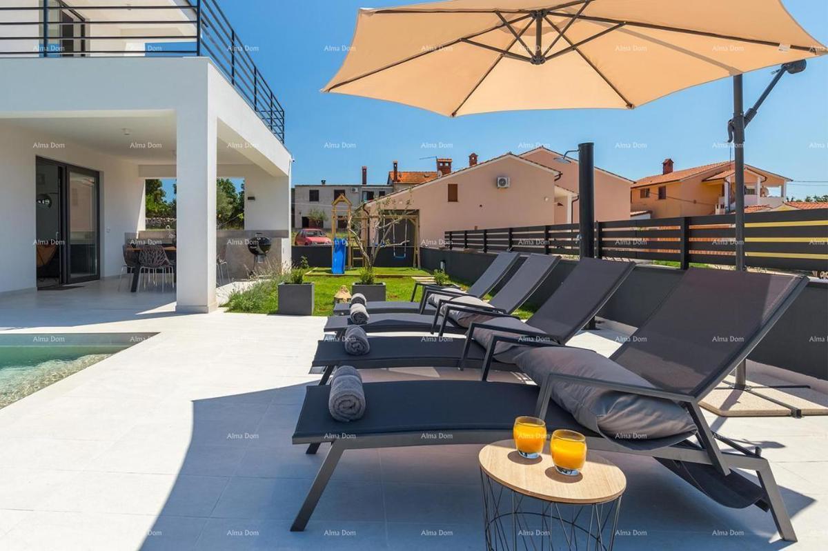 Pula Galižana. Vila s bazenom, zunanjo kuhinjo in pogledom na morje.