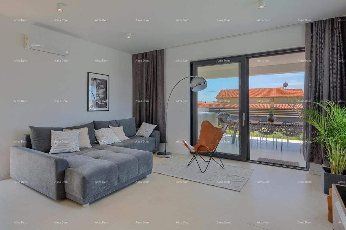 Pula Galižana. Vila s bazenom, zunanjo kuhinjo in pogledom na morje.