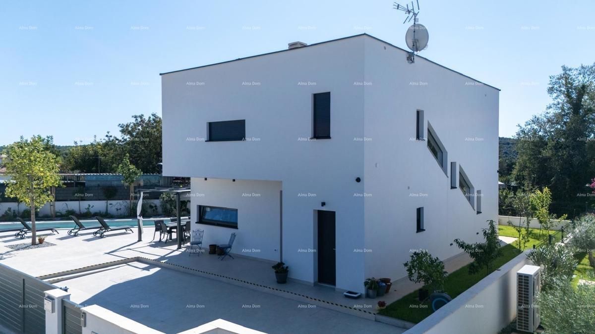 Prodaja - novo zgrajena, moderna in ekskluzivna vila s bazenom, Volme, Pula!