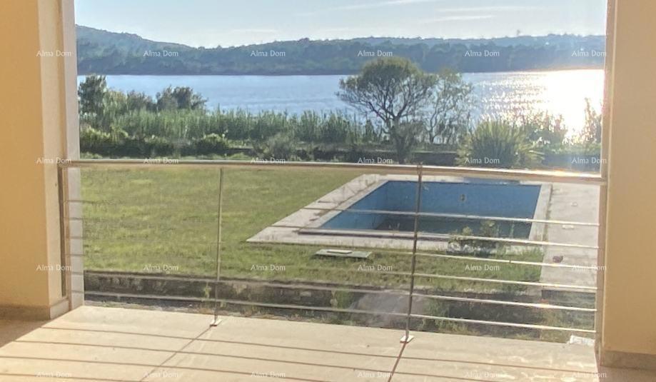 POMER, prva vrsta do morja, hiša z zazidljivim zemljiščem in projektom za luksuzno vilo