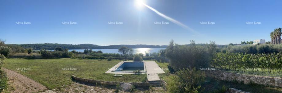 POMER, prva vrsta do morja, hiša z zazidljivim zemljiščem in projektom za luksuzno vilo