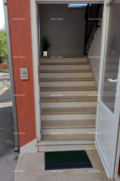 Stanovanje, Valbandon, z 2 parkirnima mestoma in dvoriščem