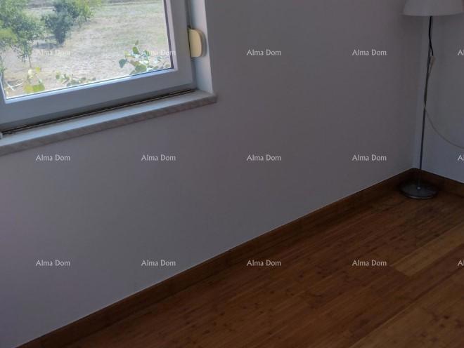 Stanovanje, Valbandon, z 2 parkirnima mestoma in dvoriščem