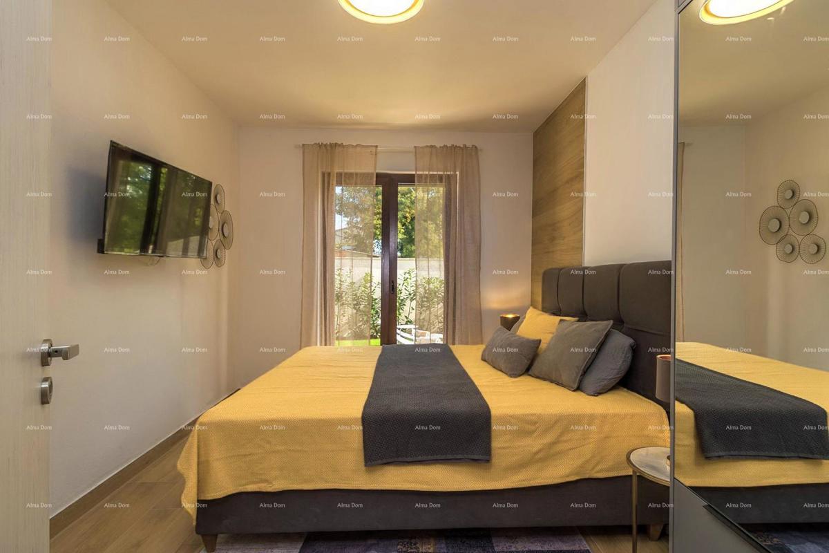 Moderna dvojna hiša s bazenom v mirnem Svetvinčentu, idealna za počitek ali najem!