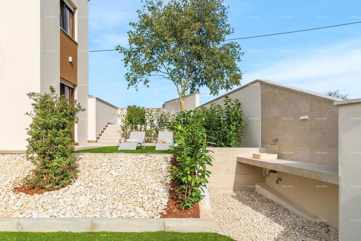 Moderna dvojna hiša s bazenom v mirnem Svetvinčentu, idealna za počitek ali najem!