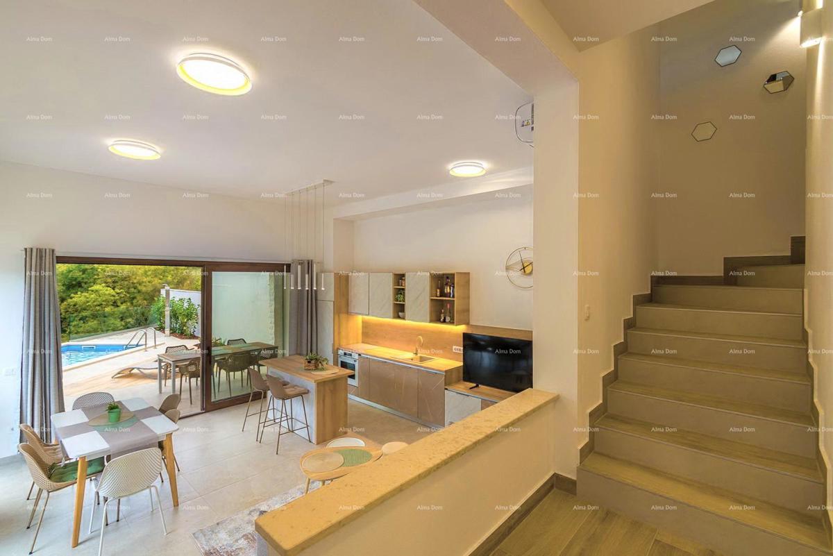 Moderna dvojna hiša s bazenom v mirnem Svetvinčentu, idealna za počitek ali najem!