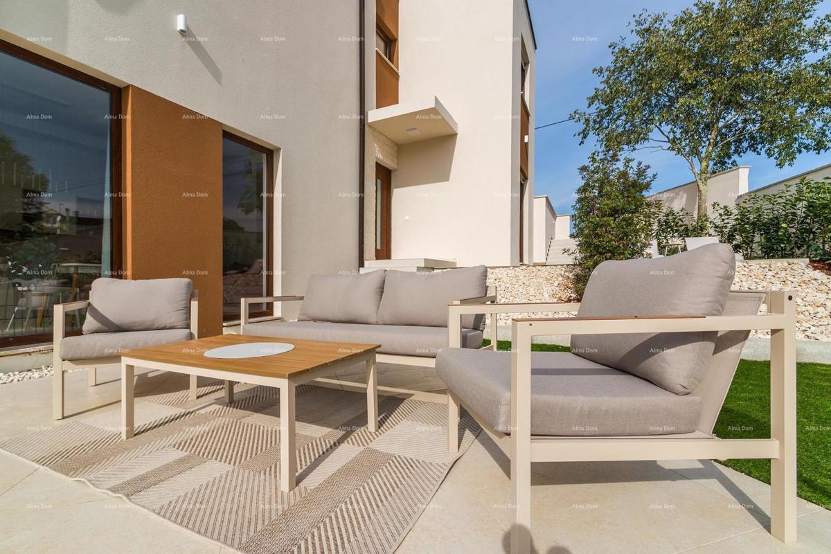 Moderna dvojna hiša s bazenom v mirnem Svetvinčentu, idealna za počitek ali najem!