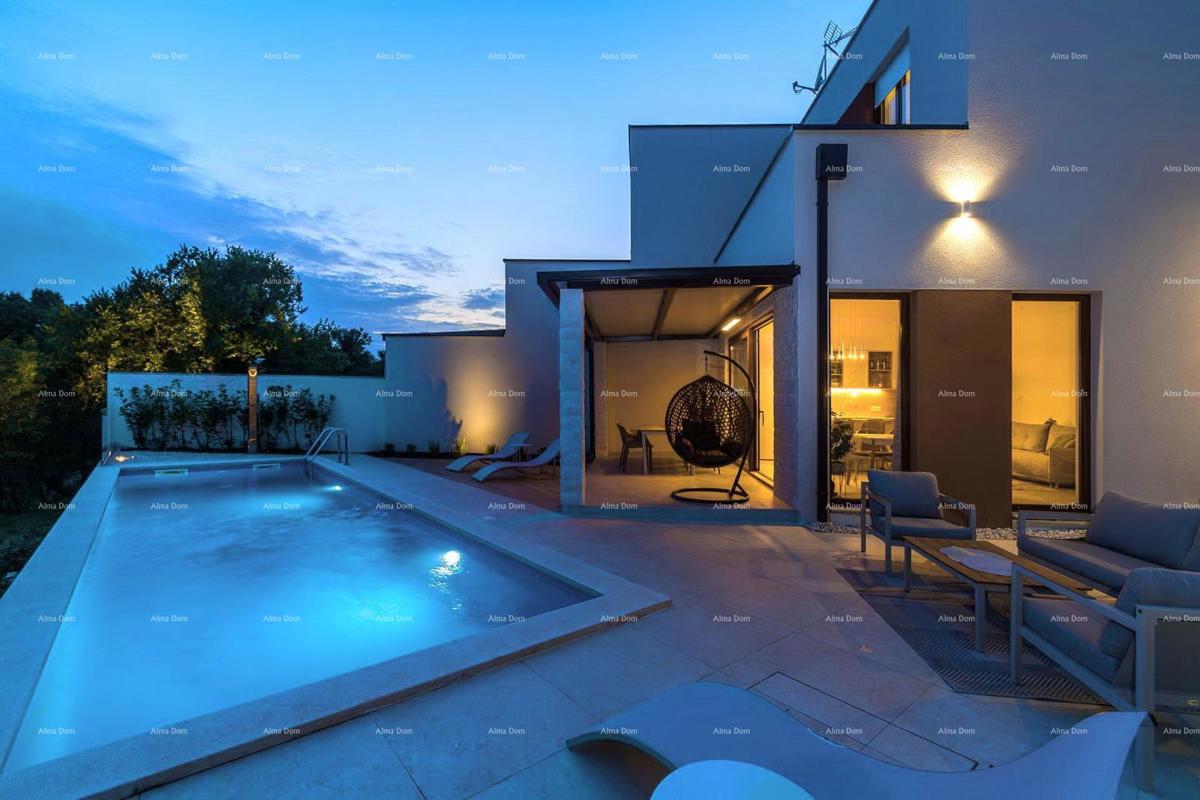 Moderna dvojna hiša s bazenom v mirnem Svetvinčentu, idealna za počitek ali najem!