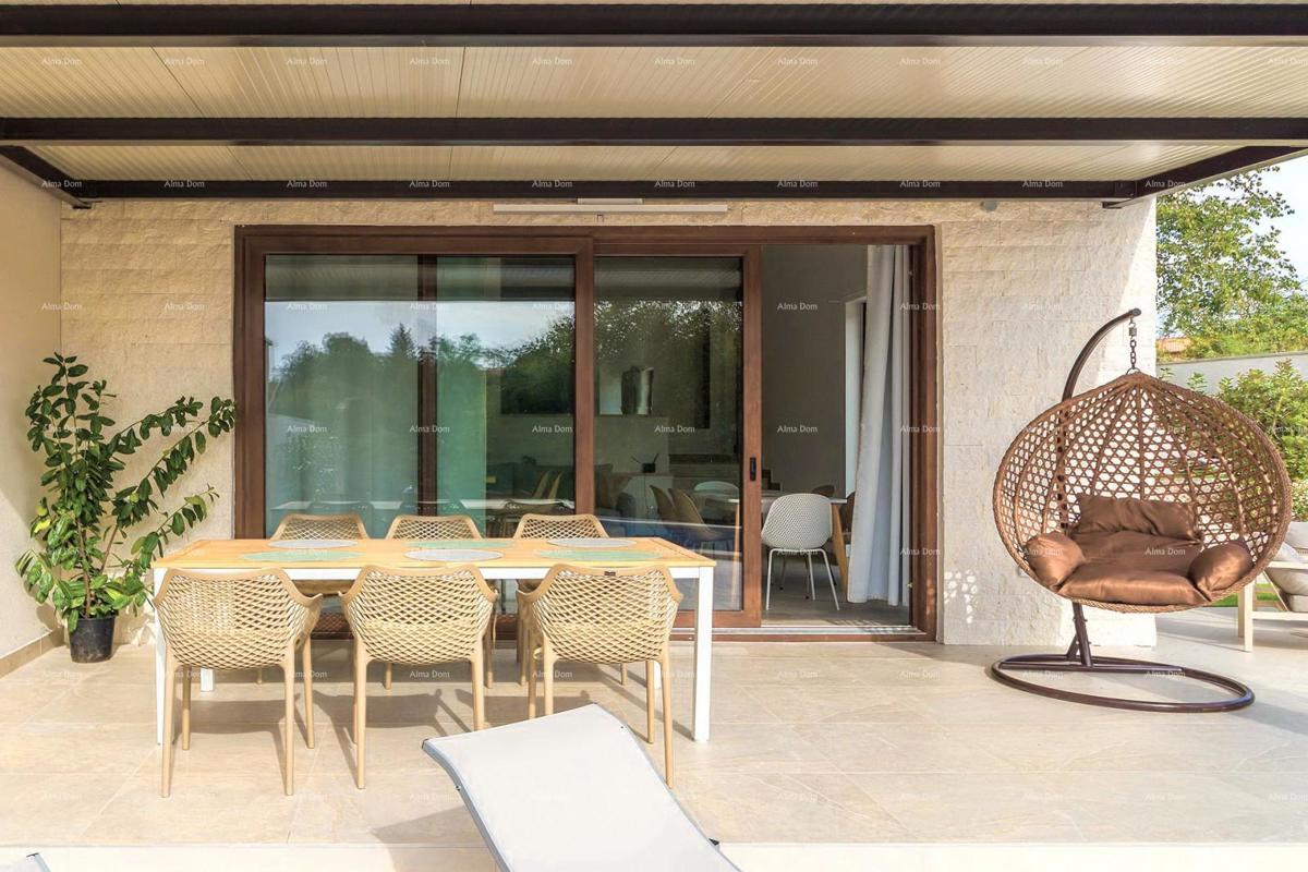 Moderna dvojna hiša s bazenom v mirnem Svetvinčentu, idealna za počitek ali najem!