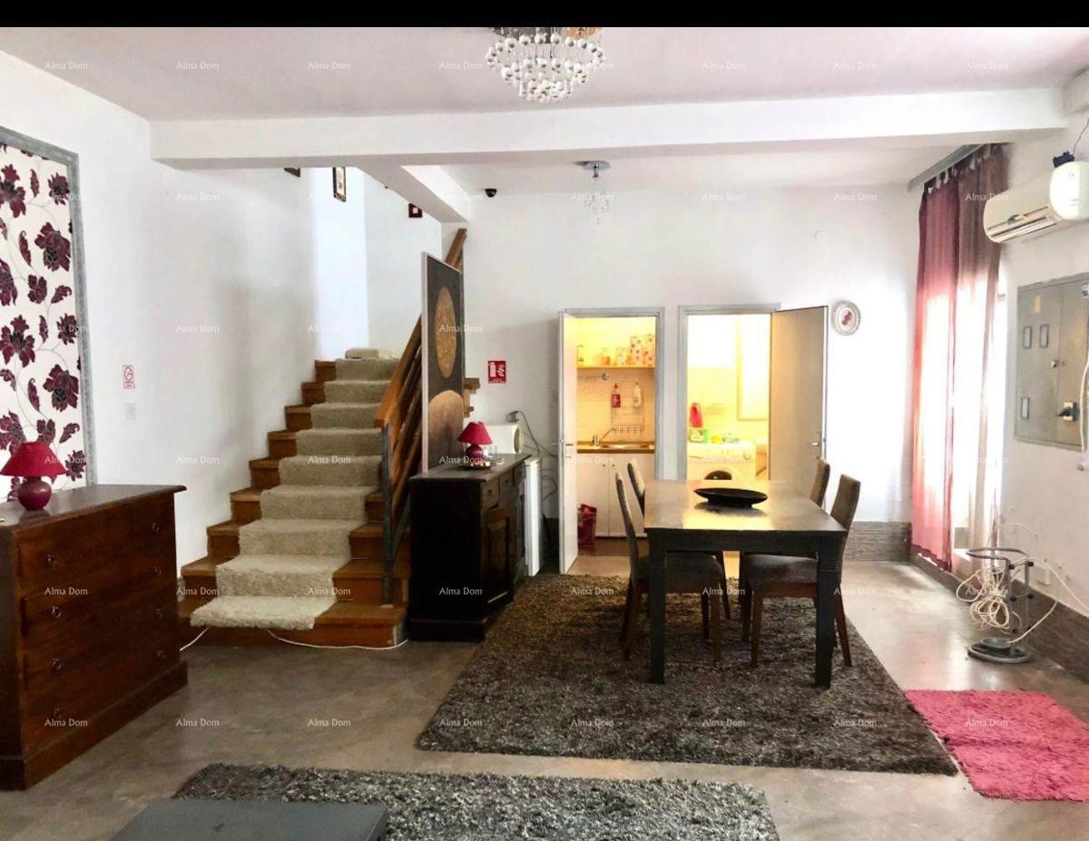 Edinstvena priložnost Stanovanje v središču Buzeta stanovanjski in poslovni potencial