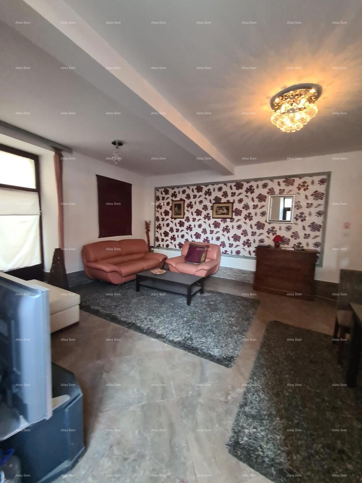 Edinstvena priložnost! Hiša v centru Buzeta – stanovanjsko-poslovni potencial