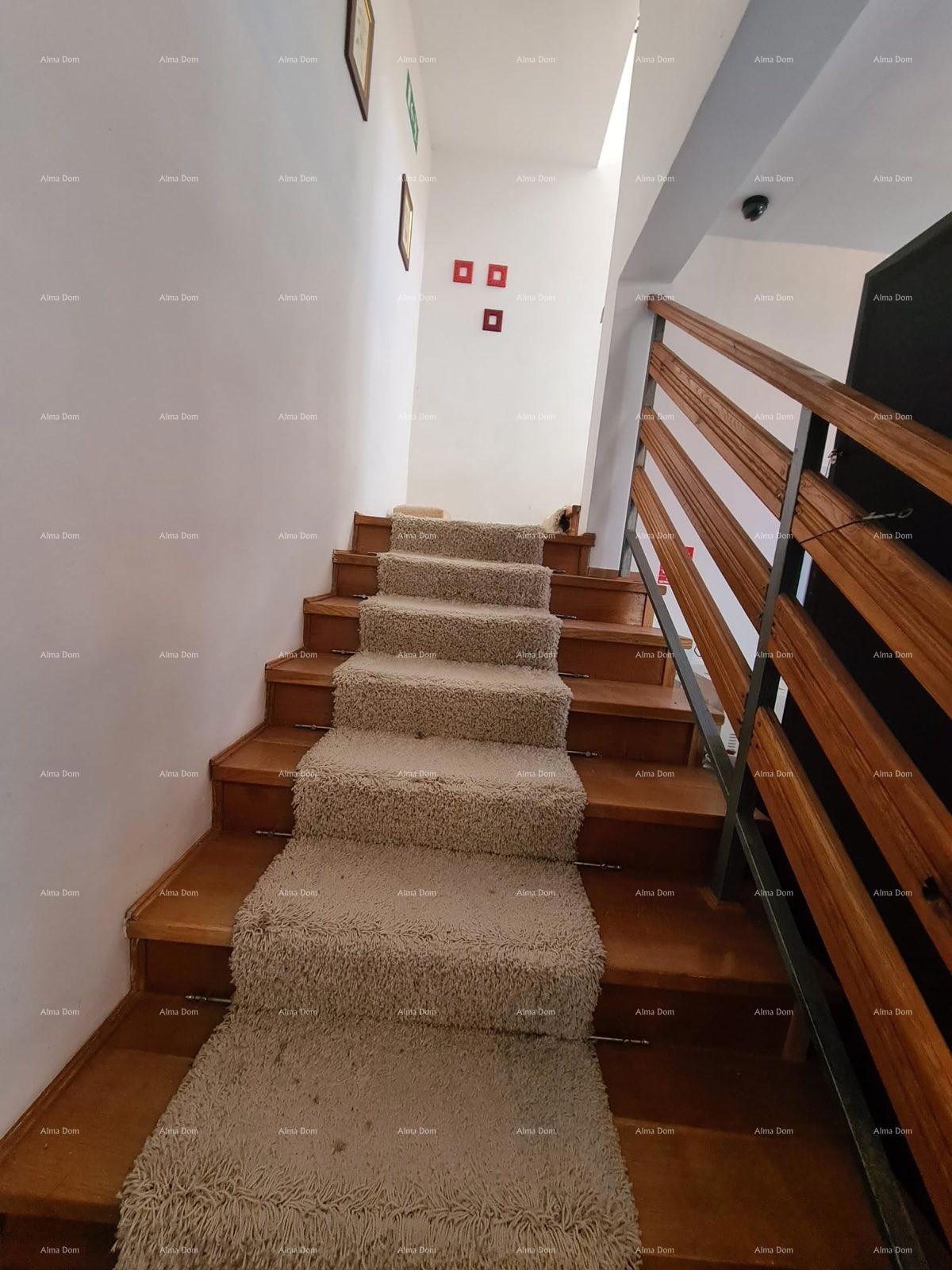 Edinstvena priložnost! Hiša v centru Buzeta – stanovanjsko-poslovni potencial