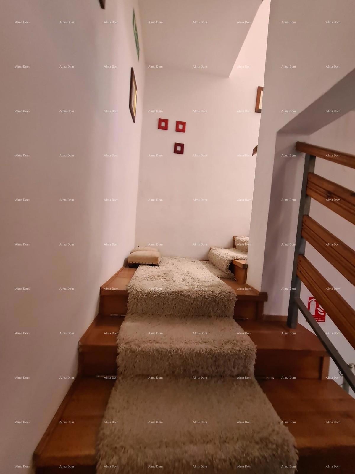 Edinstvena priložnost! Hiša v centru Buzeta – stanovanjsko-poslovni potencial