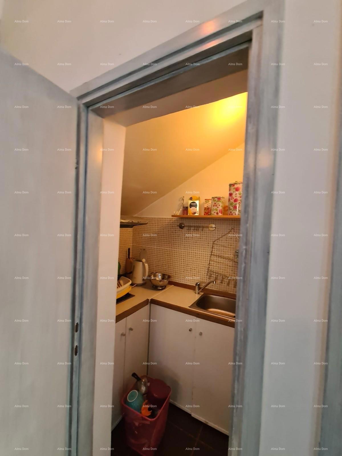 Edinstvena priložnost! Hiša v centru Buzeta – stanovanjsko-poslovni potencial