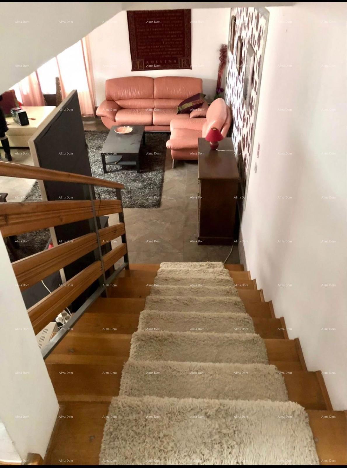 Edinstvena priložnost Stanovanje v središču Buzeta stanovanjski in poslovni potencial