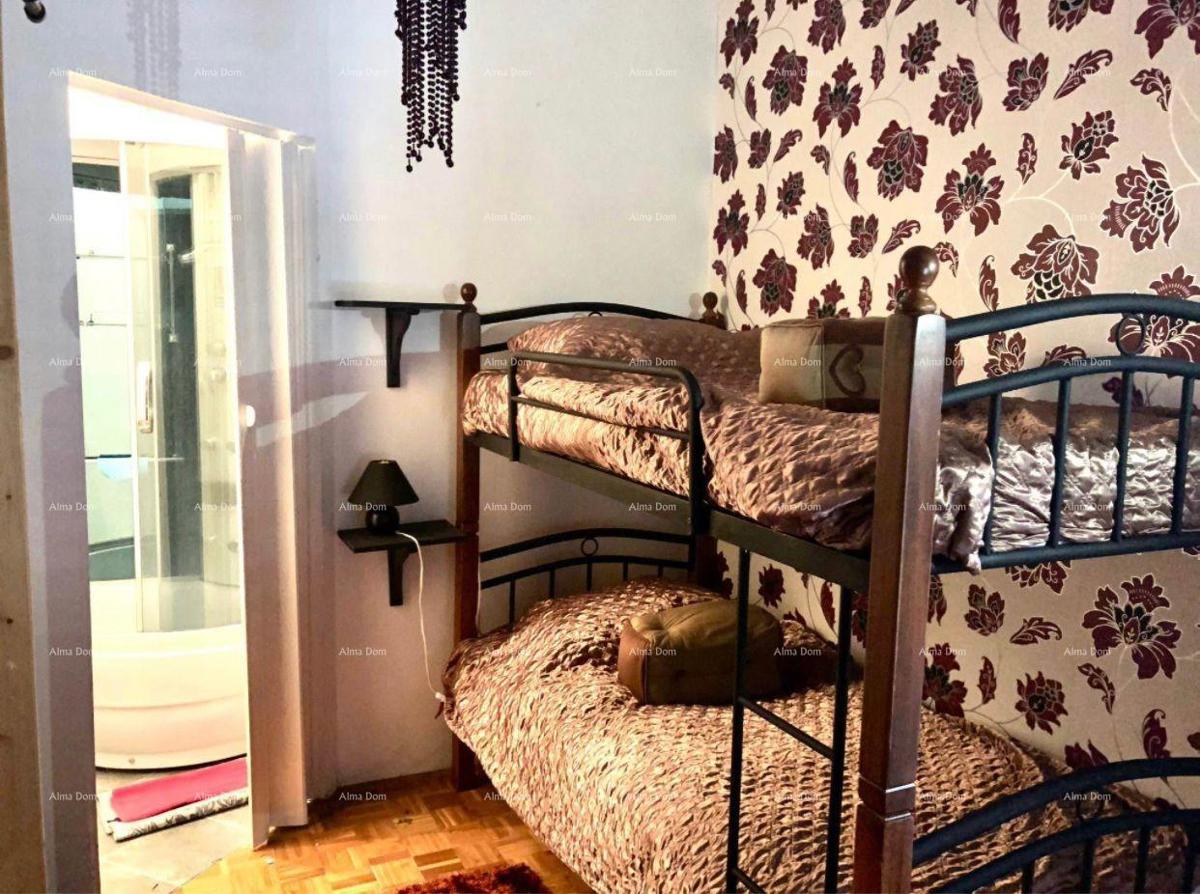 Edinstvena priložnost Stanovanje v središču Buzeta stanovanjski in poslovni potencial