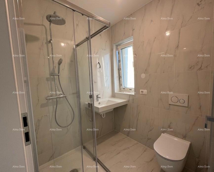 Luksuzni dvoetažni stan s pogledom na more i prostranom terasom u Zambratiji