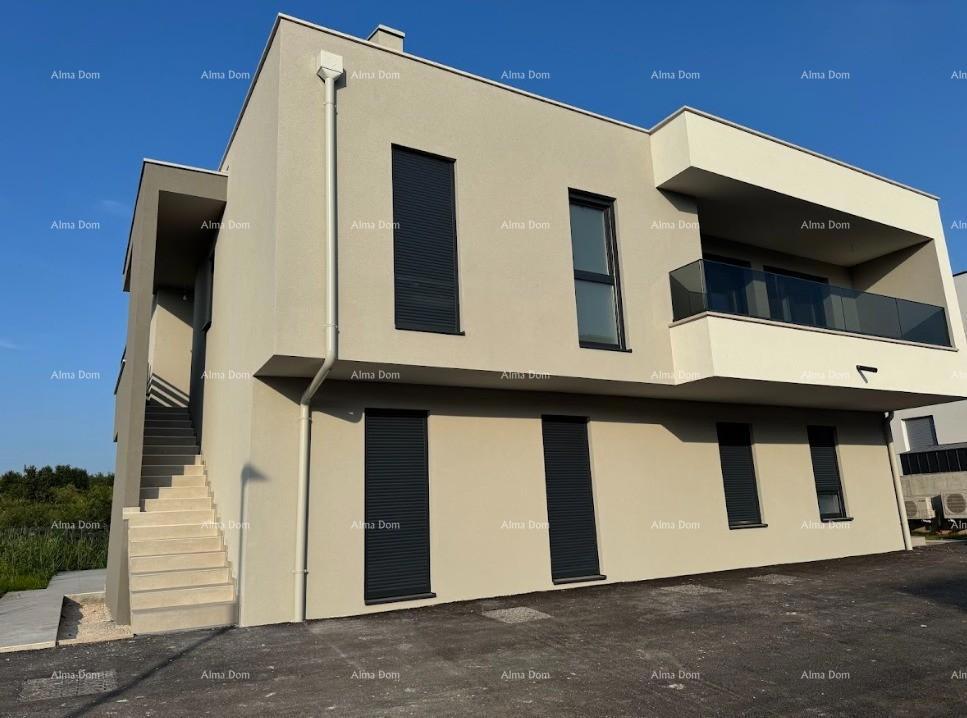 Luksuzni dvoetažni stan s pogledom na more i prostranom terasom u Zambratiji