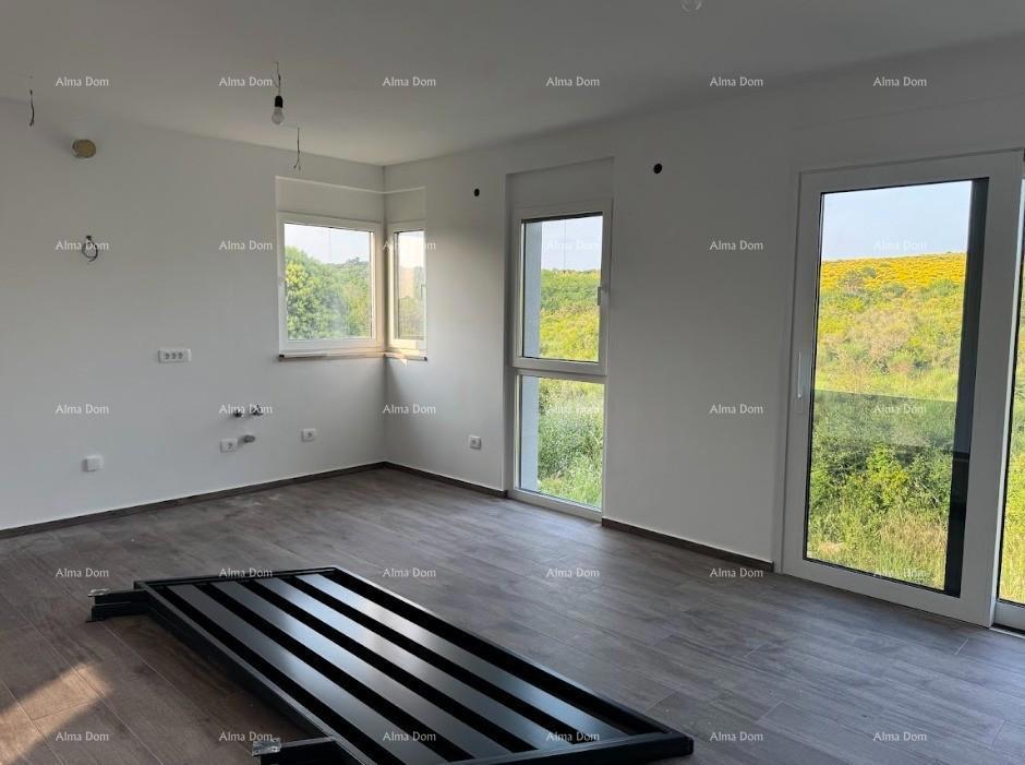 Luksuzni dvoetažni stan s pogledom na more i prostranom terasom u Zambratiji