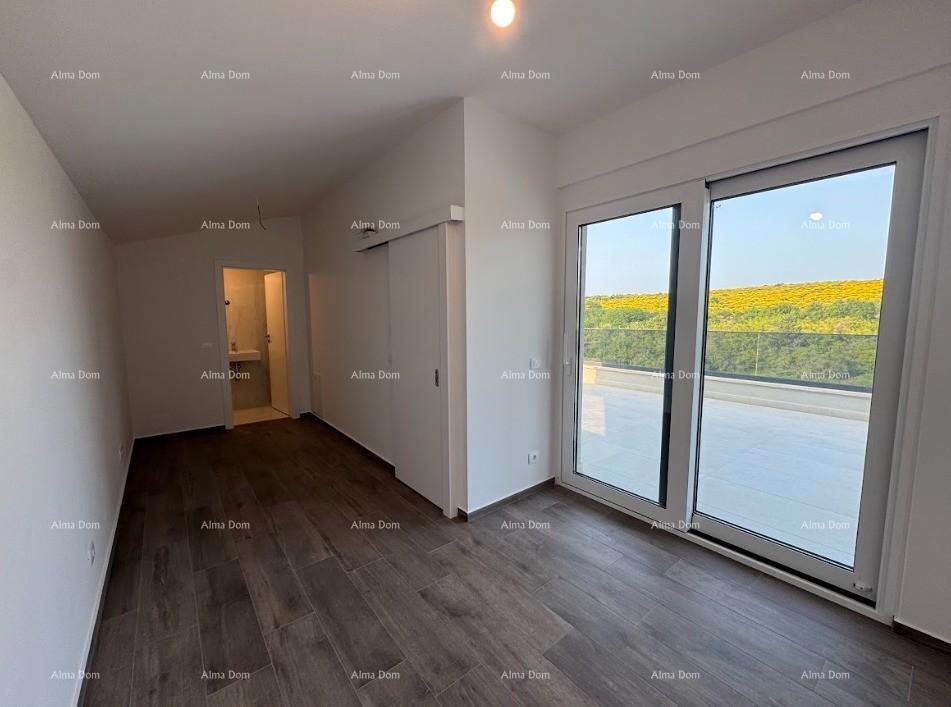 Luksuzni dvoetažni stan s pogledom na more i prostranom terasom u Zambratiji