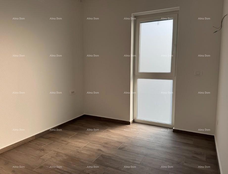 Luksuzni dvoetažni stan s pogledom na more i prostranom terasom u Zambratiji