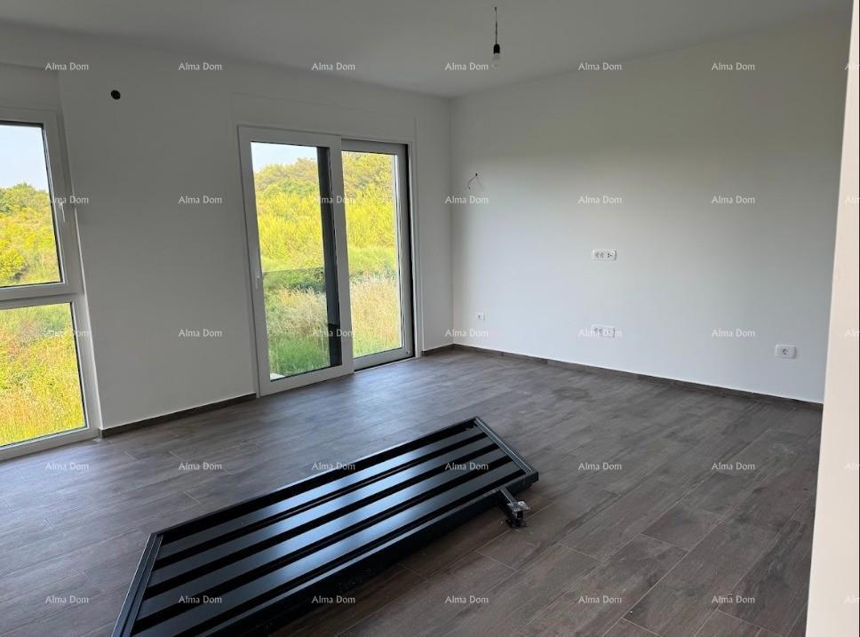 Luksuzni dvoetažni stan s pogledom na more i prostranom terasom u Zambratiji