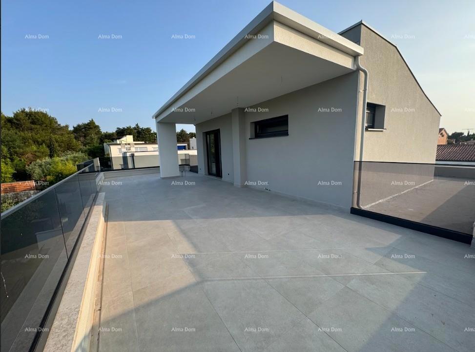 Luksuzni dvoetažni stan s pogledom na more i prostranom terasom u Zambratiji