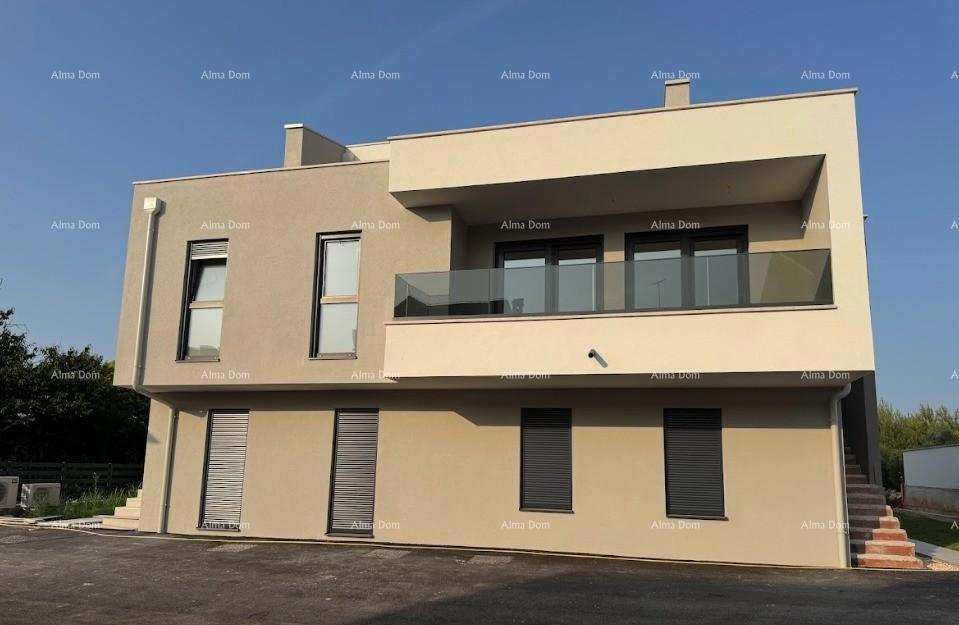 Luksuzni dvoetažni stan s pogledom na more i prostranom terasom u Zambratiji