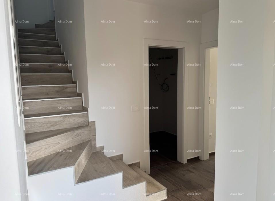 Luksuzni dvoetažni stan s pogledom na more i prostranom terasom u Zambratiji