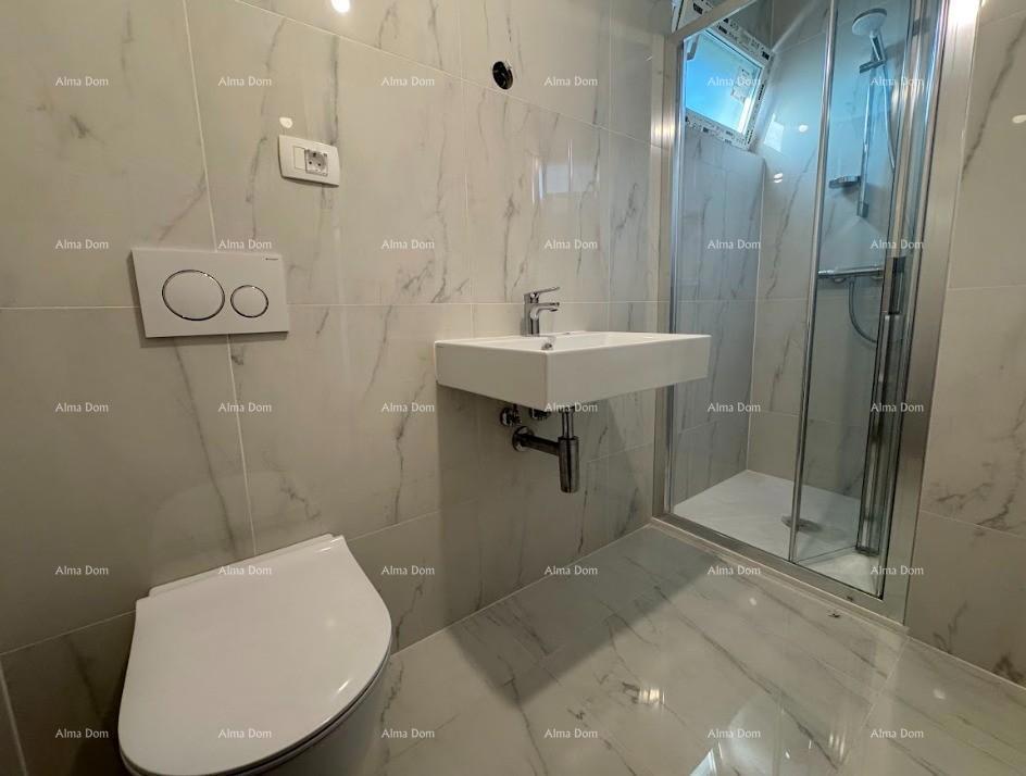 Luksuzni dvoetažni stan s pogledom na more i prostranom terasom u Zambratiji