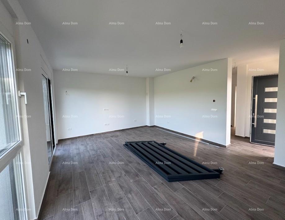 Luksuzni dvoetažni stan s pogledom na more i prostranom terasom u Zambratiji