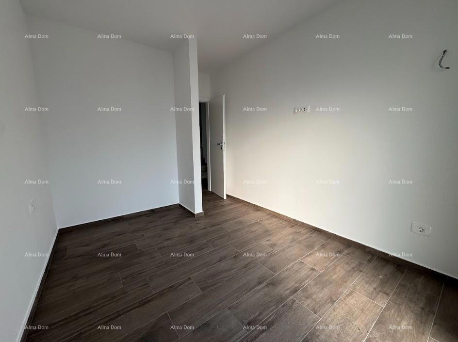 Luksuzni dvoetažni stan s pogledom na more i prostranom terasom u Zambratiji