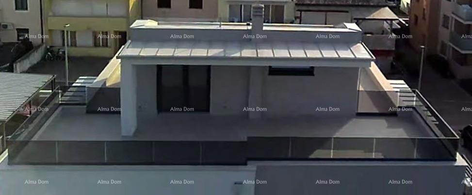 Luksuzni dvoetažni stan s pogledom na more i prostranom terasom u Zambratiji