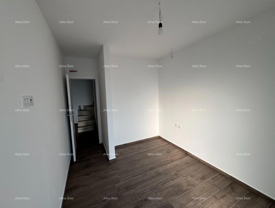 Luksuzni dvoetažni stan s pogledom na more i prostranom terasom u Zambratiji