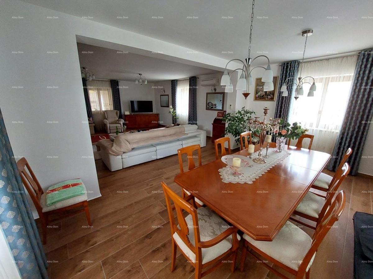 Moderna hiša z dvema apartmajema, notranjim bazenom in velikim dvoriščem